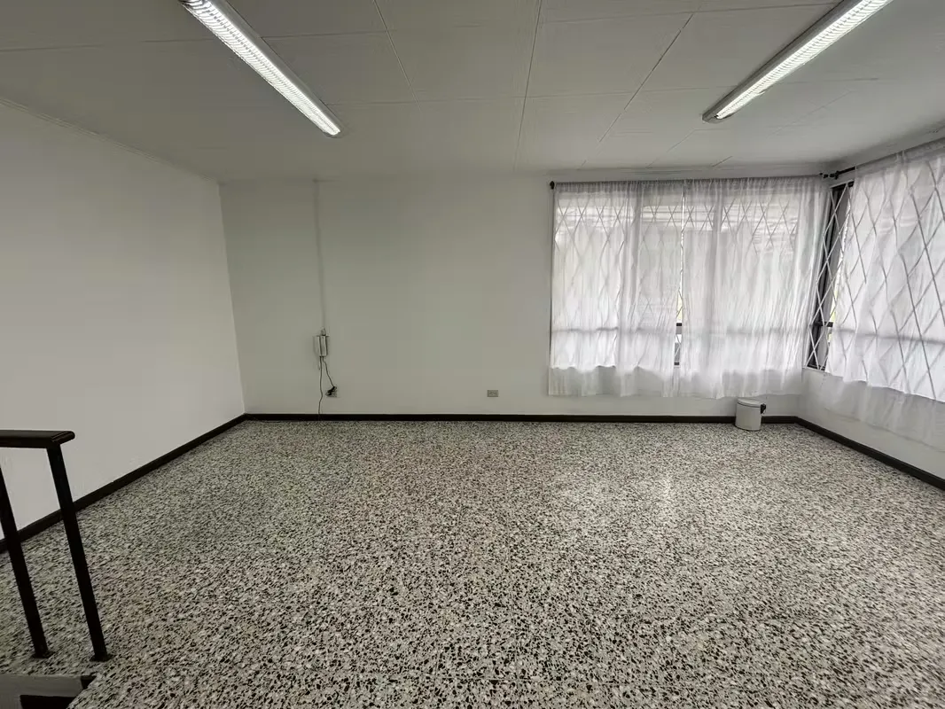 Local comercial en segunda planta de 150 m², ubicado estratégicamente cerca de Plaza Roosevelt, ideal para oficinas, consultorios o cualquier negocio que busque comodidad, amplitud y ...