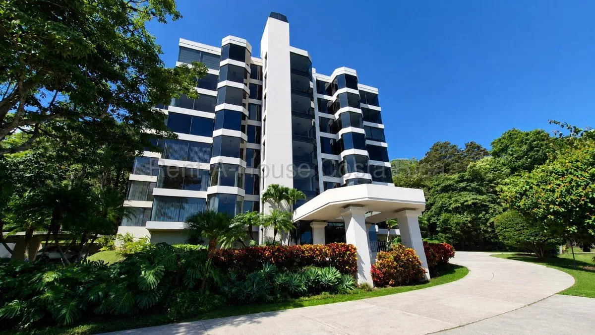 Venta de amplio apartamento con gran potencial de remodelación #27-315 GS - Venta en Escazú