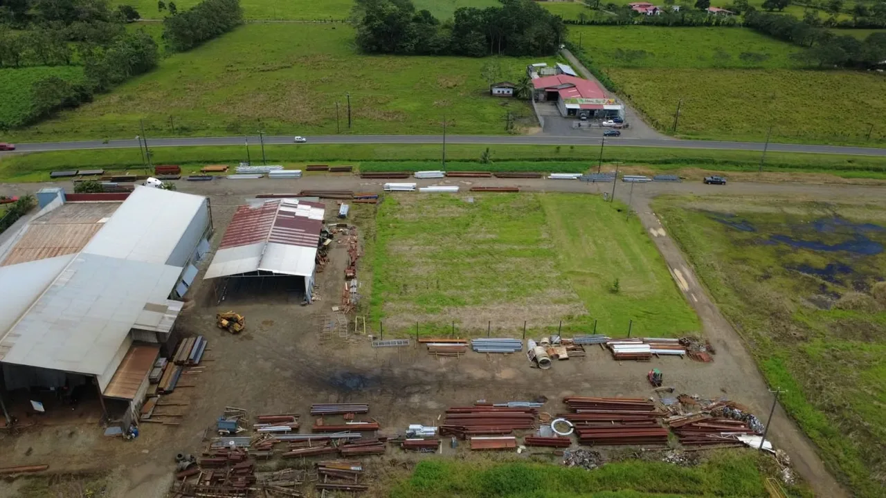 Excelente terreno comercial de amplia extensión con frente a calle principal, ubicado estratégica e idealmente para ...