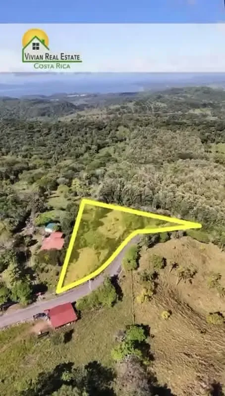 This video showcases a 6,000 m² lot located in Juanilama de Esparza, ideal for investors seeking large tracts of land with potential for development, ecotourism, or future expansion ...