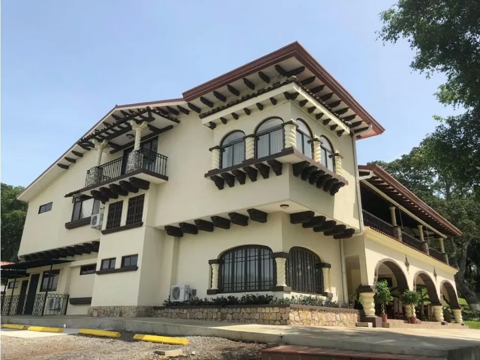 Hermosa casa tipo Hacienda de dos plantas, mezcla arquitectura colonial con acabados modernos, balcones artesanales, finos pisos españoles, amplias terrazas sociales rodeadas de ...
