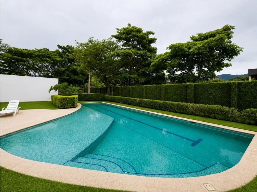 Venta de casa 4 habitaciones en Lindora