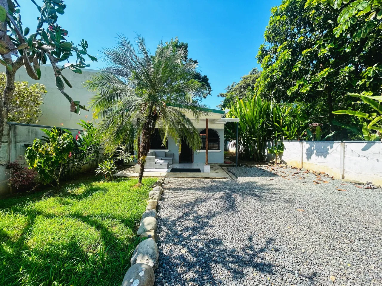 NEWLY RENOVATED 2 BED-HOME WITH PRIME LOCATION – 0.08 ACRES, photo 3