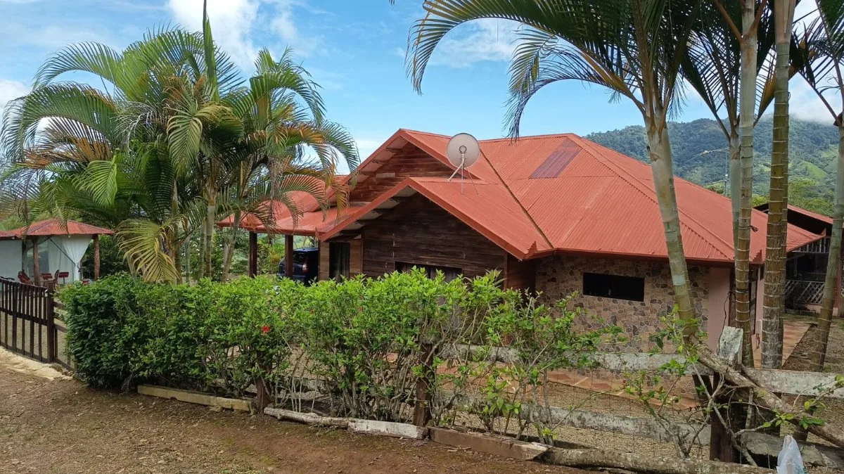 VENTA DE CASA RURAL DE 5 HABITACIONES EN LA ESE DE PARAMO, PEREZ ZELEDON: CLIMA DE MONTAÑA Y VISTAS - Venta en Pérez Zeledón