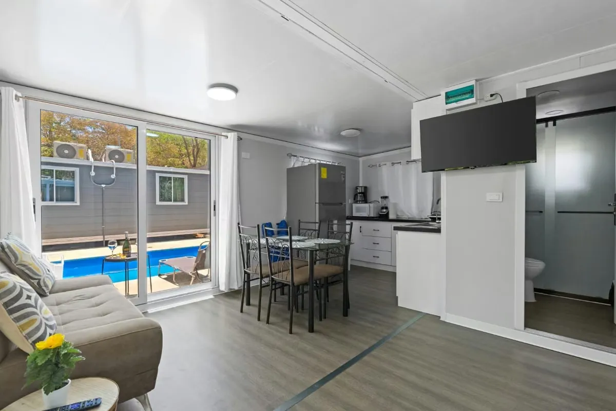 Son 4 Condos pequeños, cada uno de 2 habitaciones y un baño, con aire acondicionado, completamente equipados, lavandería, parqueo cerrado dentro de la propiedad, piscina compartida, ...