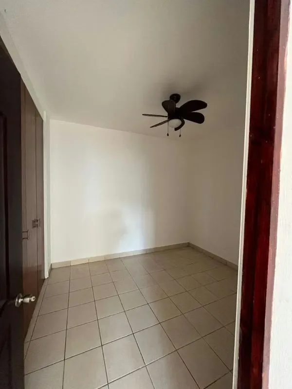 • Dos habitaciones, un baño completo, cuarto de pilas grande y un parqueo. ..., photo 2