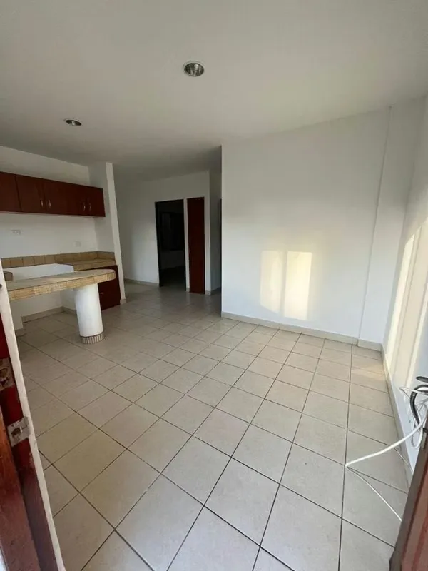 • Dos habitaciones, un baño completo, cuarto de pilas grande y un parqueo. ..., photo 4
