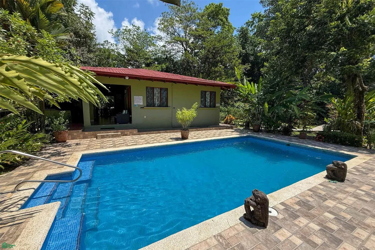 Magnifico hotel en la selva con 11 camas, incluyendo la suite del propietario/gerente, piscina y rio