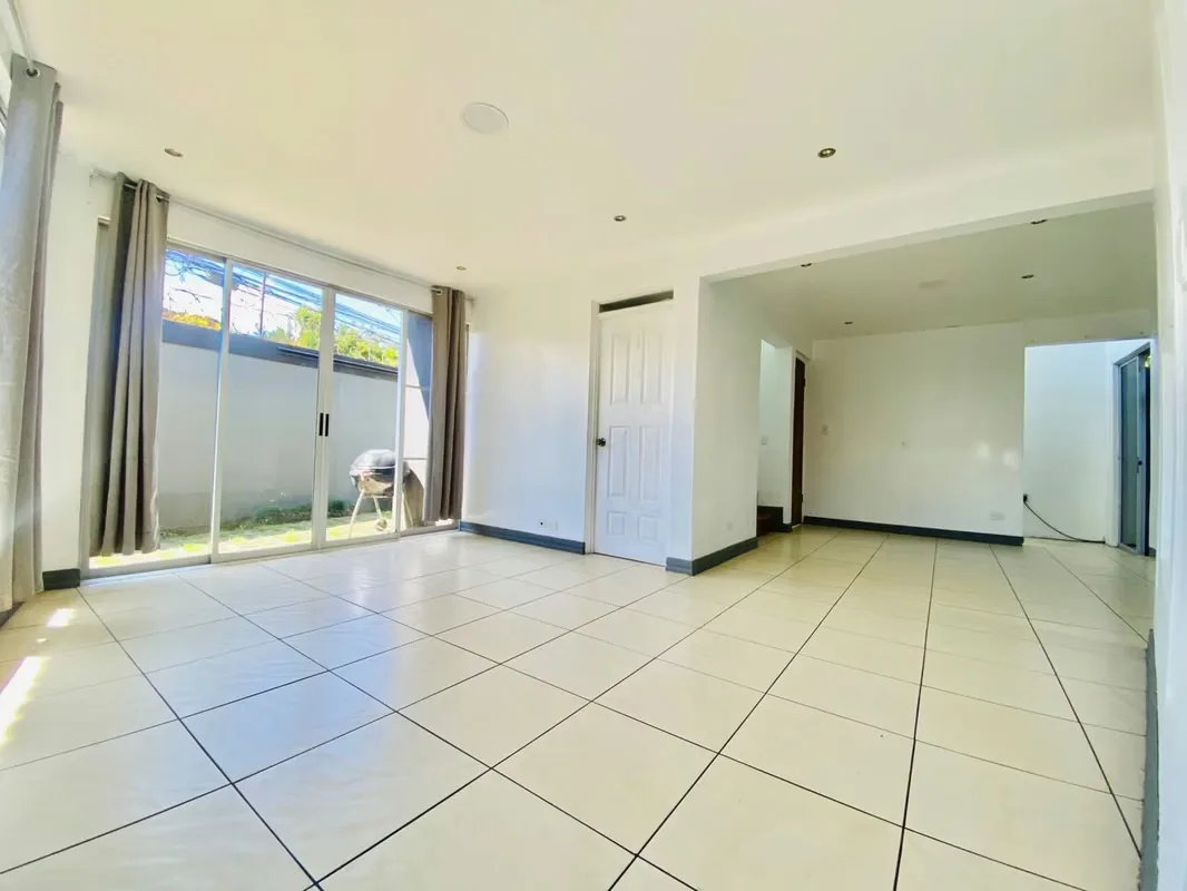 House for sale in Moravia, 10 minutes from the center. VERY SPACIOUS.