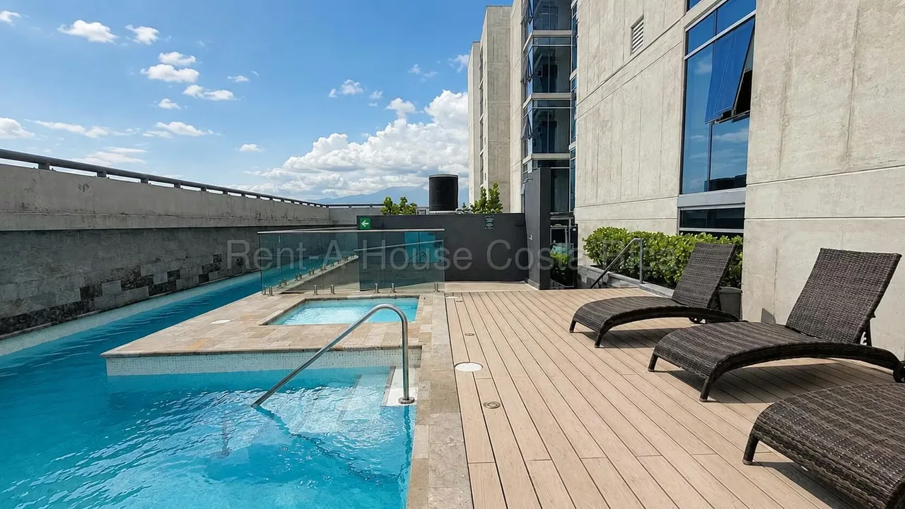 Alquiler de apartamento en Torre Las Loras - Curridabat Excelente opción para vivir en una ubicación privilegiada de Curridabat, a pocos pasos de Plaza del Sol, con fácil acceso a ...