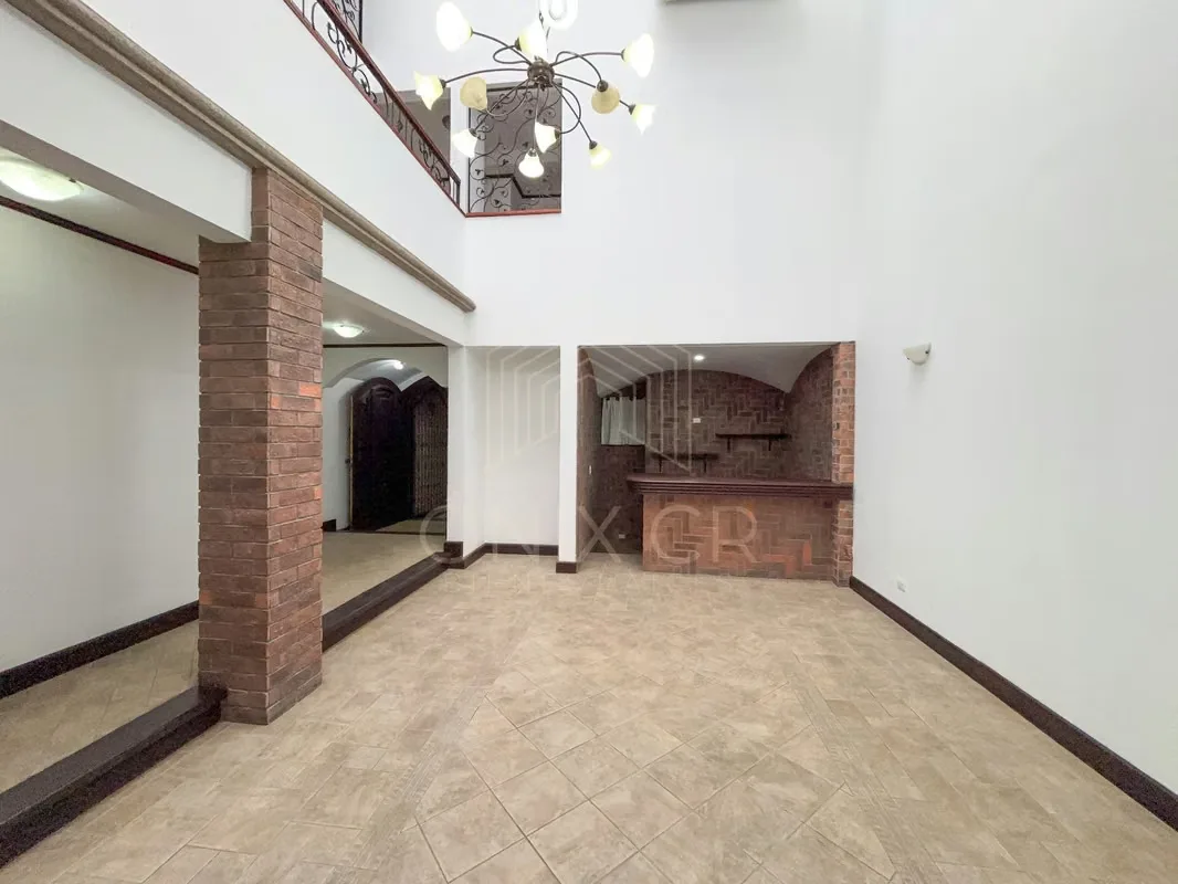 Esta casa en Rohrmoser combina privacidad, espacios para recibir y un toque de lujo donde más se disfruta: tu propia ...