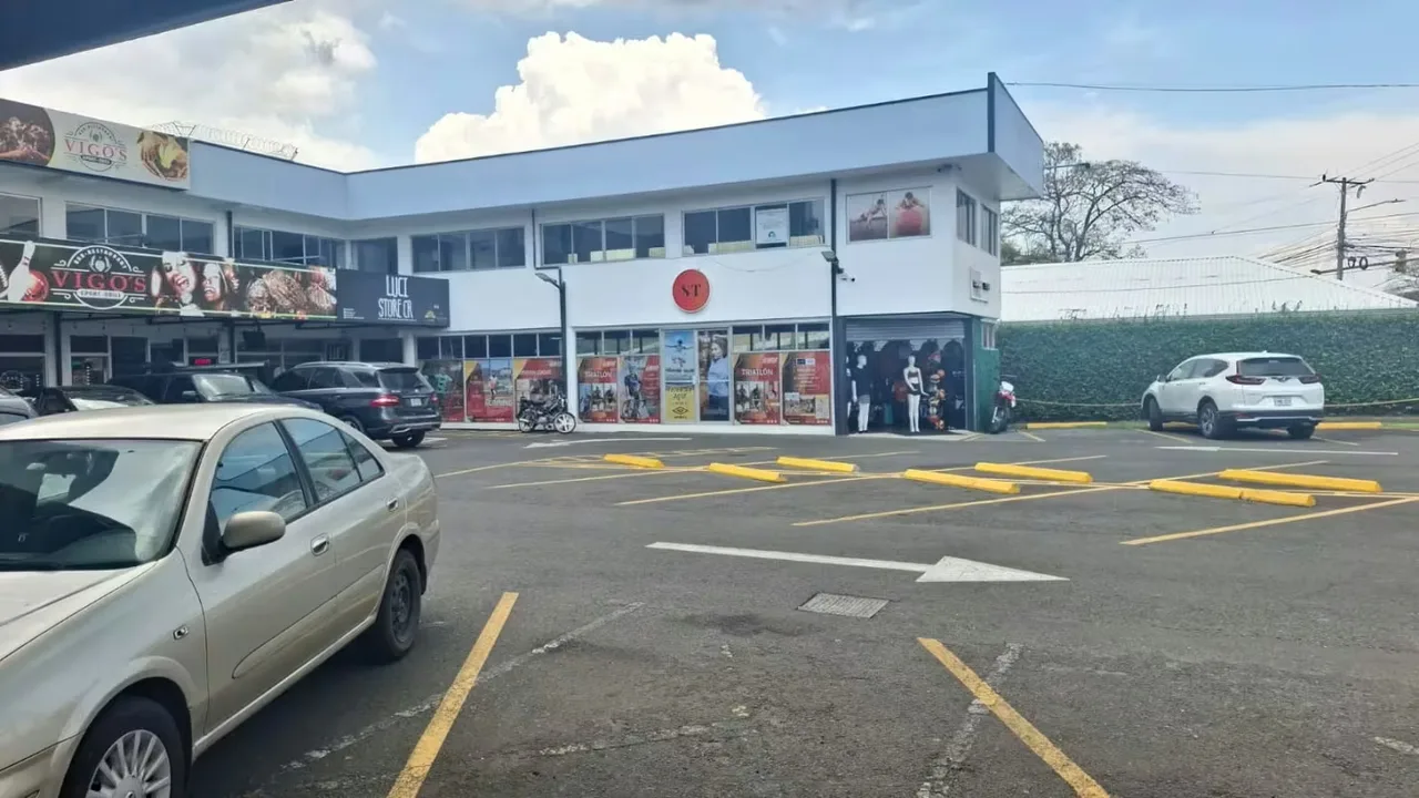 These include a pharmacy, beauty salon, restaurants, sportswear stores, and dance and music schools.
