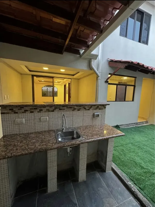 Condominio impecable, completamente amueblado con equipos y enseres en excelentes condiciones.