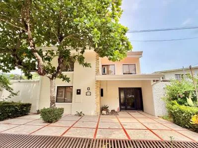 Exclusiva Casa Familiar  de 5 Hab con piscina privado– Condominio Barlovento, Punta Leona