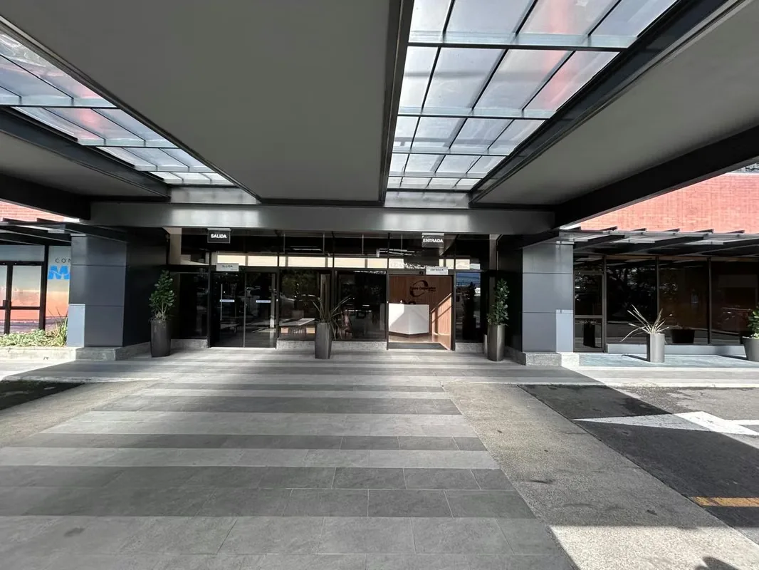 Alquiler de amplia oficina completamente remodelada y lista para operar en edificio corporativo en Barrio Don Bosco.