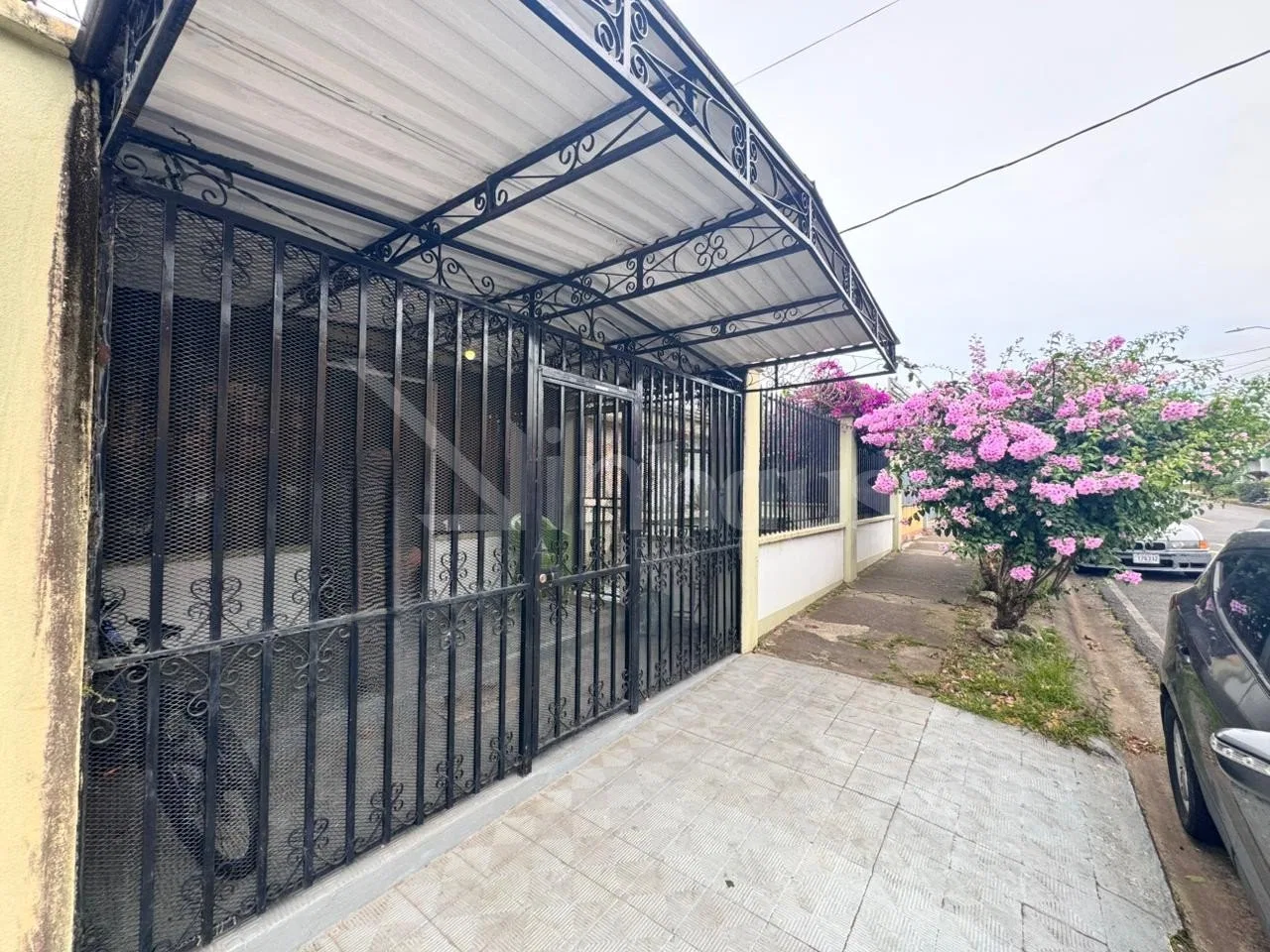 Venta de casa con 10 habitaciones para estudiantes en Llorente de Tibás