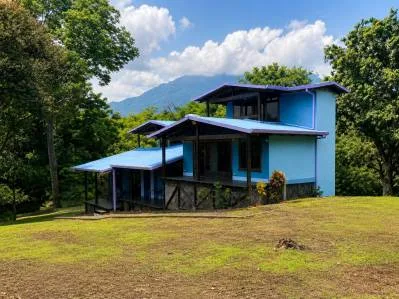 Complejo selvático de tres dormitorios con vistas panorámicas en una finca de mangos de 3,8 HA