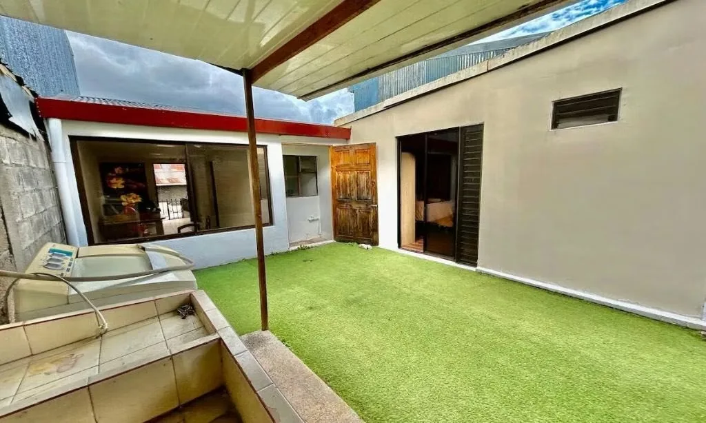 Casa de 1 sola planta. Escalones para ingresar a la casa. Está en un segundo nivel