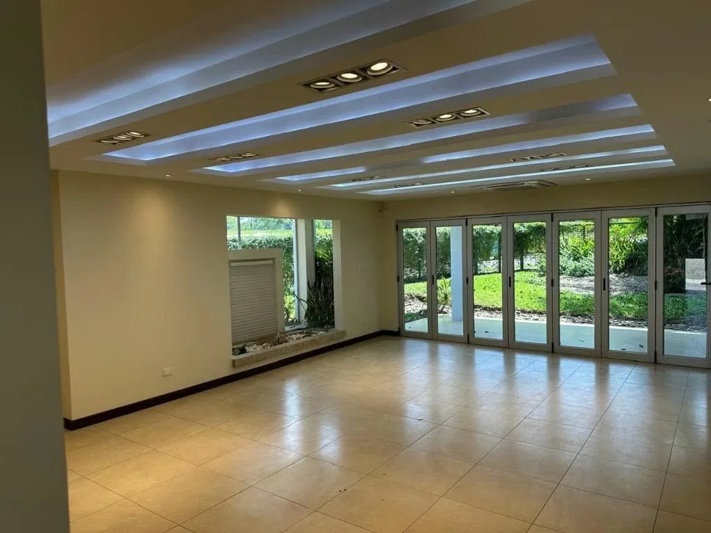 Espectacular casa disponible en alquiler o venta en prestigioso condominio Hacienda Espinal