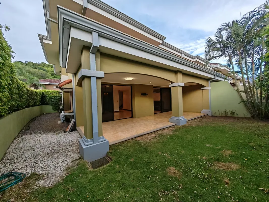 Casa Esquinera en Alquiler | Pozos de Santa Ana