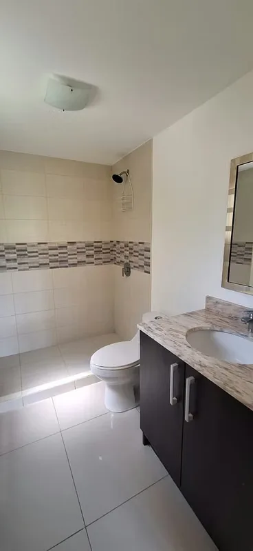 Apartamento en primer piso de una sola planta , compuesto de sala comedor,terraza, jardín, cocina con muebles de cocina, linea blanca (cocina, nevera, microondas, area de lavandería, ..., photo 11