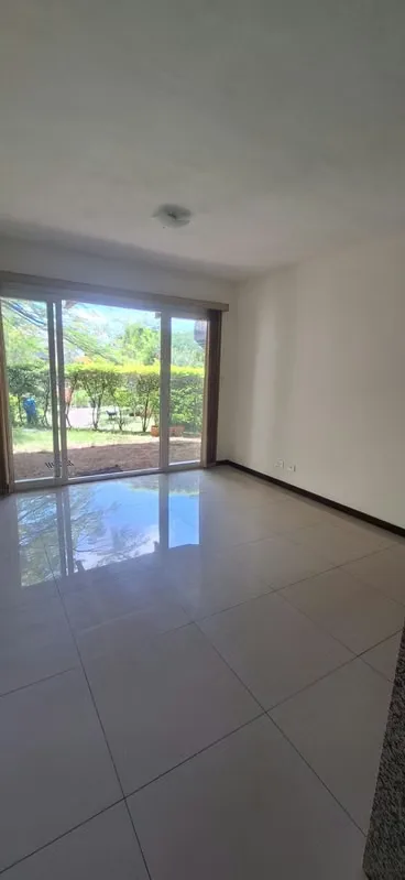 Apartamento en primer piso de una sola planta , compuesto de sala comedor,terraza, jardín, cocina con muebles de cocina, linea blanca (cocina, nevera, microondas, area de lavandería, ..., photo 6