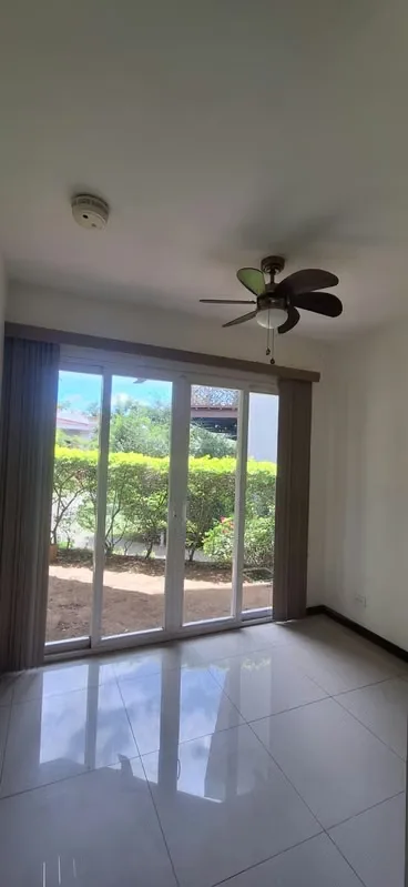 Apartamento en primer piso de una sola planta , compuesto de sala comedor,terraza, jardín, cocina con muebles de cocina, linea blanca (cocina, nevera, microondas, area de lavandería, ..., photo 7