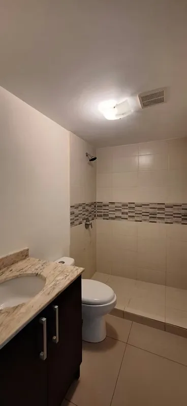 Apartamento en primer piso de una sola planta , compuesto de sala comedor,terraza, jardín, cocina con muebles de cocina, linea blanca (cocina, nevera, microondas, area de lavandería, ..., photo 8