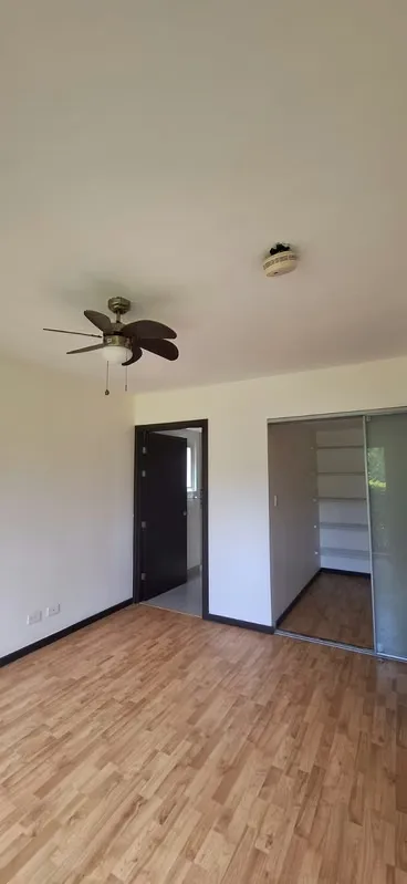 Apartamento en primer piso de una sola planta , compuesto de sala comedor,terraza, jardín, cocina con muebles de cocina, linea blanca (cocina, nevera, microondas, area de lavandería, ..., photo 10