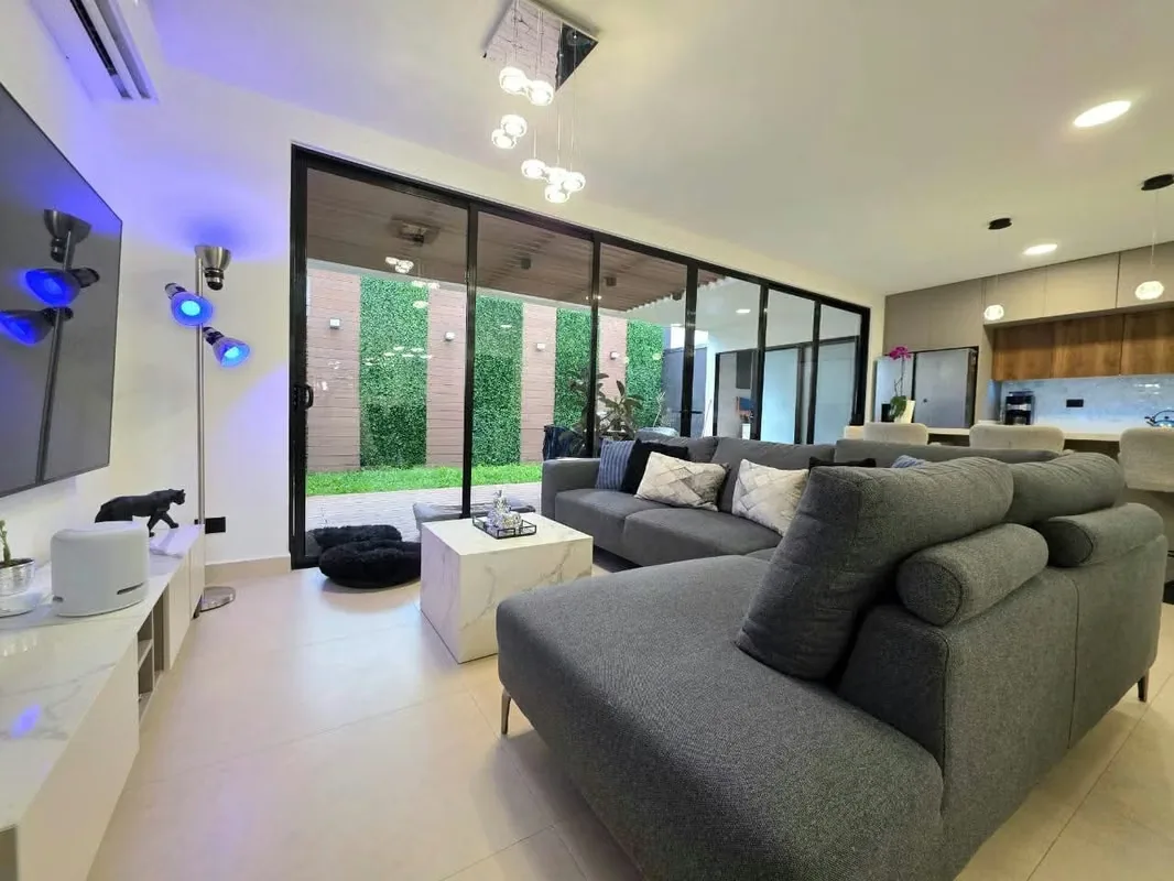Vive la comodidad y seguridad que mereces en este hermoso condominio en Guachipelín, Escazú. Una casa de dos niveles de 180 m², diseñada para brindarte espacio y confort en cada ...