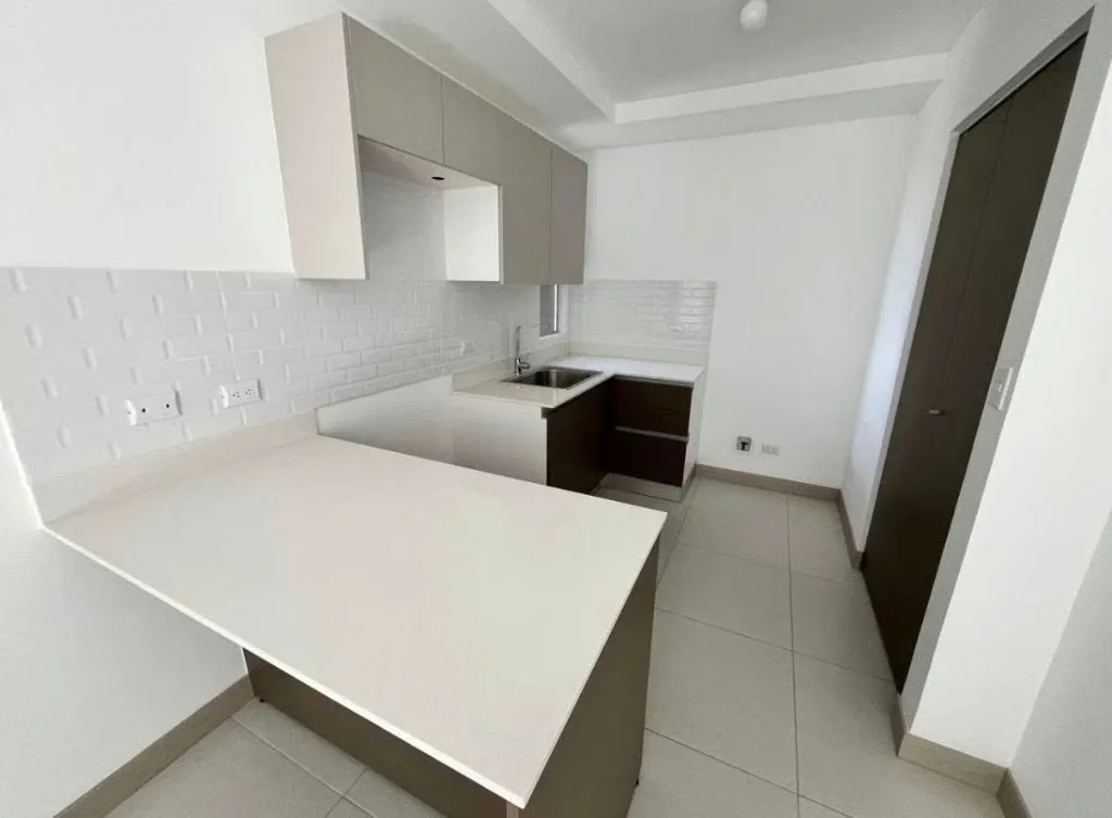 SE ALQUILA bonito apartamento en Condominio Fuentes del Sol Contadores, en Desamparados.