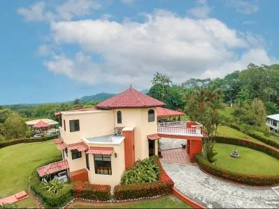 Urbanización tropical en comunidad cerrada cerca de Quepos