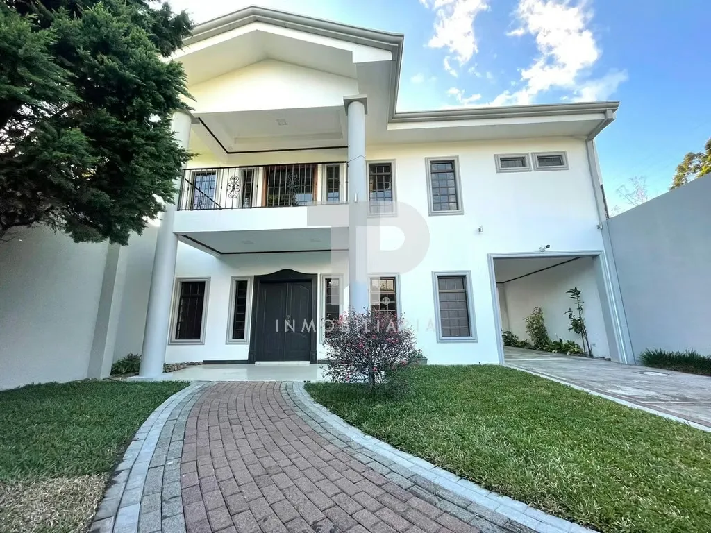 Beautiful two-story residence with fine finishes, located in an exclusive, high-value area of Santo Domingo de Heredia. Very close to Auto Mercado, it combines a prime location with ...
