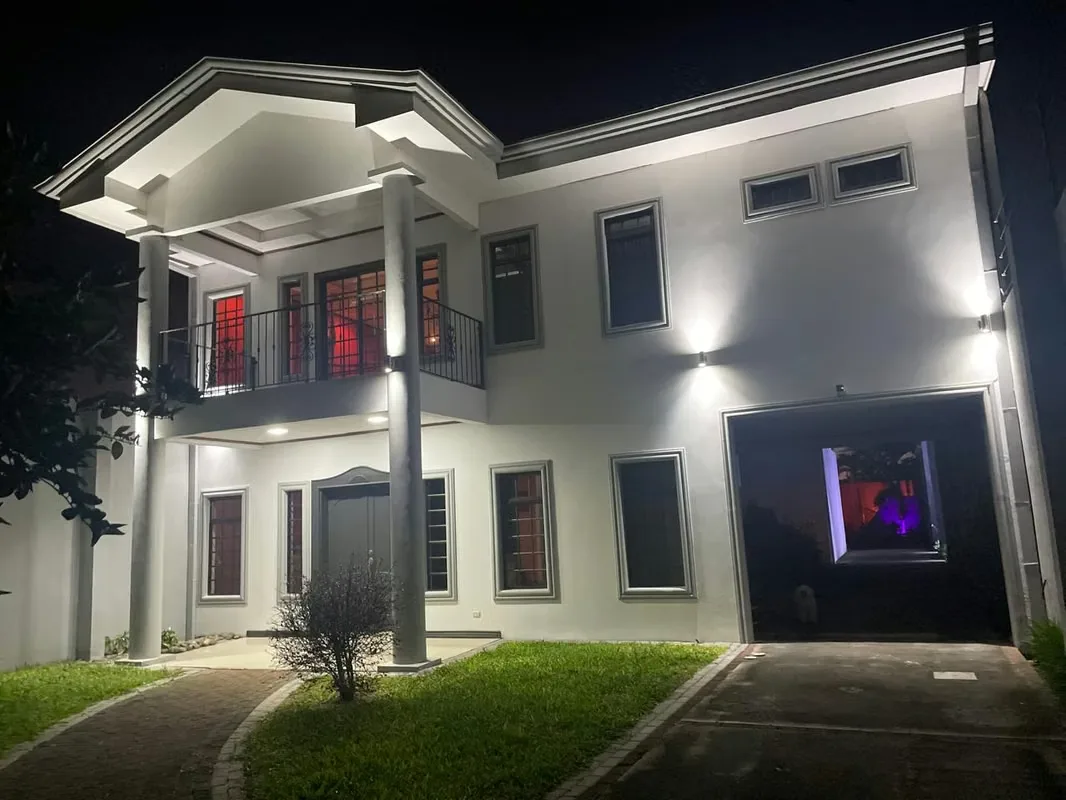 Beautiful two-story residence with fine finishes, located in an exclusive, high-value area of Santo Domingo de Heredia. Very close to Auto Mercado, it combines a prime location with ..., photo 2