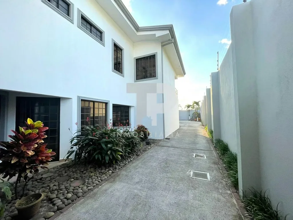 Beautiful two-story residence with fine finishes, located in an exclusive, high-value area of Santo Domingo de Heredia. Very close to Auto Mercado, it combines a prime location with ..., photo 3