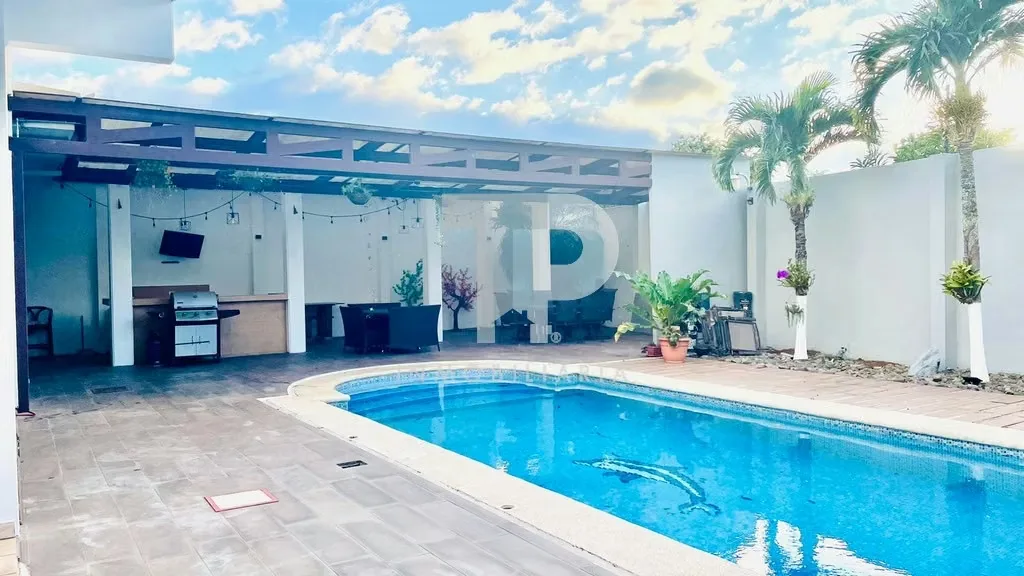 Beautiful two-story residence with fine finishes, located in an exclusive, high-value area of Santo Domingo de Heredia. Very close to Auto Mercado, it combines a prime location with ..., photo 4