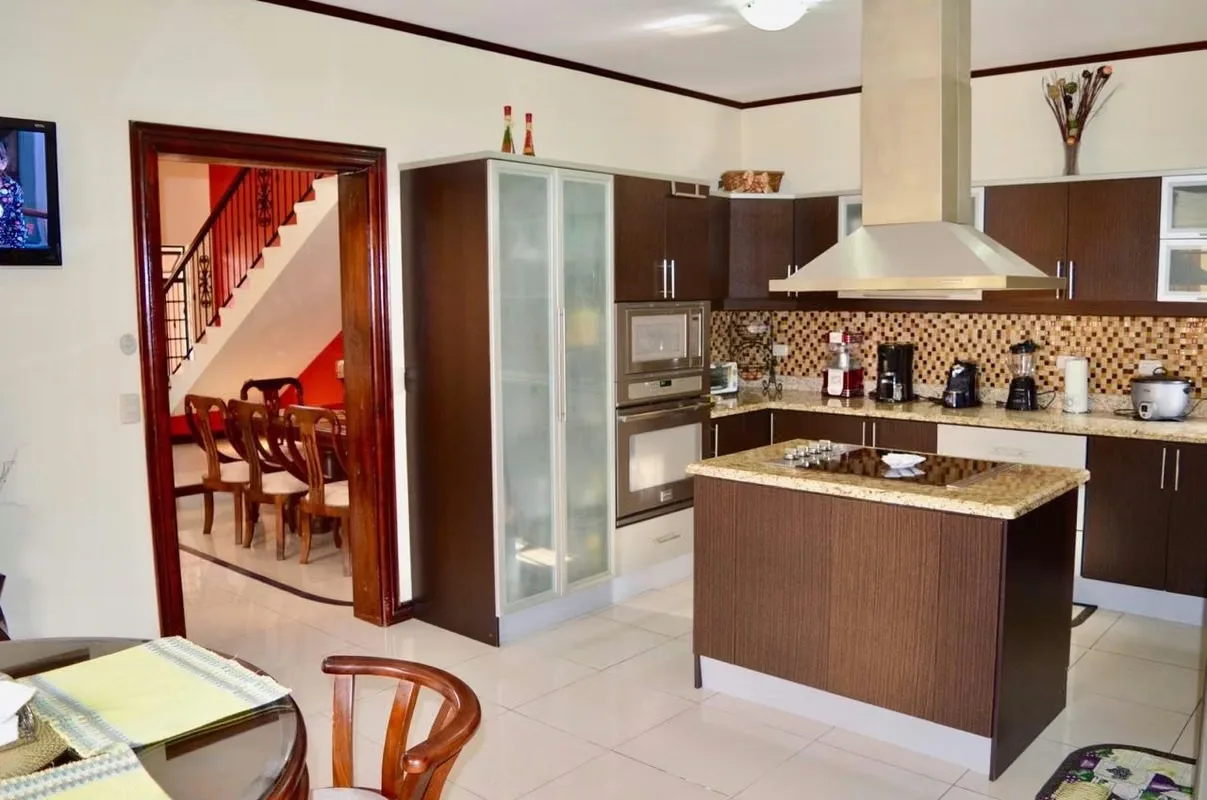 Beautiful two-story residence with fine finishes, located in an exclusive, high-value area of Santo Domingo de Heredia. Very close to Auto Mercado, it combines a prime location with ..., photo 6
