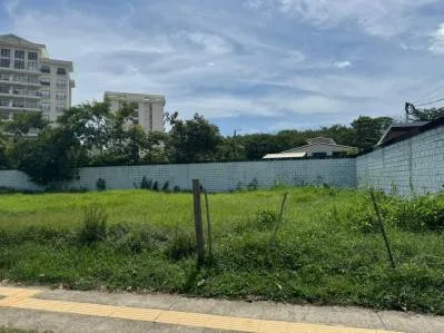 Terreno de Lujo Multiuso en Jacó Beach – Ubicación de Alto Tráfico en Calle Ancha
