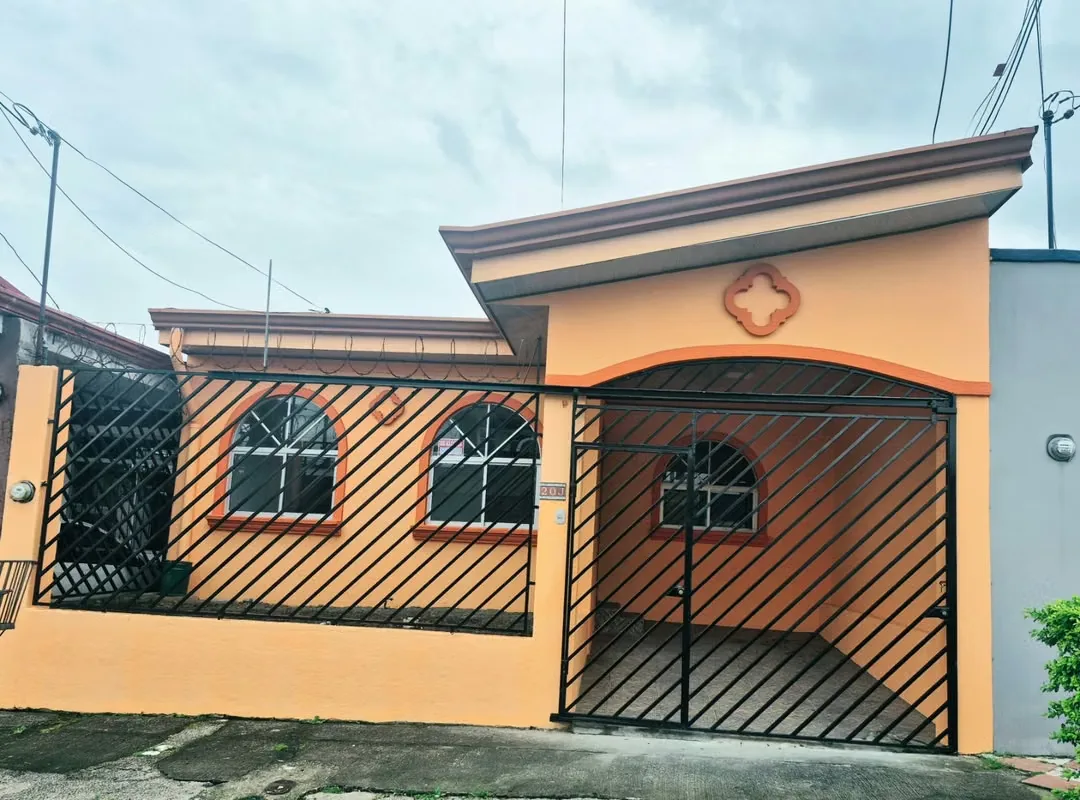 House with three bedrooms, patio, bathroom and a garage for a vehicle. Pets not allowed