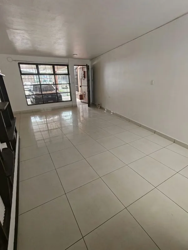 Casa con tres habitaciones, 1 habitación principal para dos personas dos habitaciones para una persona, dos baños con ducha, cochera para un vehículo sala amplia, cocina, patio/sala ..., photo 10