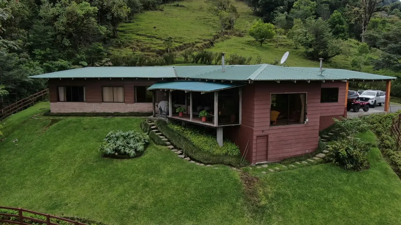 This spectacular property is located just 3 km from Santa Elena, surrounded by iconic natural reserves such as the Monteverde Cloud Forest, Santa Elena Reserve, hanging bridges, ...