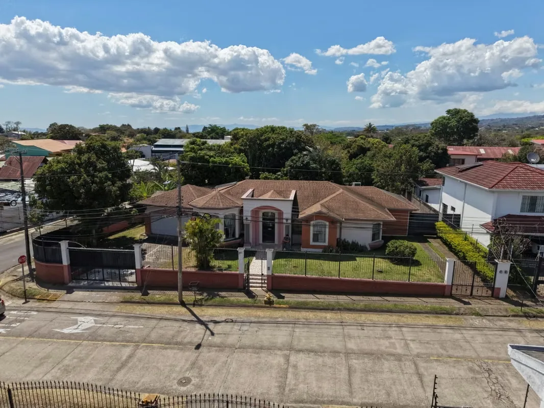 Opportunity to live in one of Heredia's most desirable areas: Residencial Bariloche. A central location that provides easy access to all the city's amenities, including the airport! ...