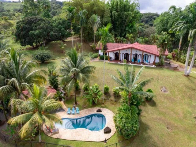 Impressive Mountain Estate with Rental Cabin, Platanillo