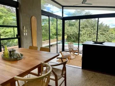 Moderna Propiedad Elevada en Tamarindo con Casita Independiente