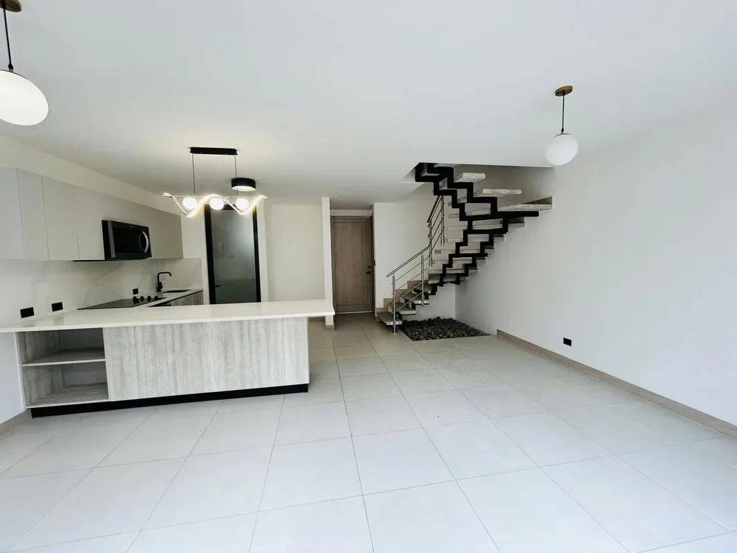 Se ofrece en venta o alquiler de casa en Santa Ana Lindora, dentro del Condominio Lindora Village, diseñada para brindar confort, amplitud y excelente iluminación natural en todos sus ...