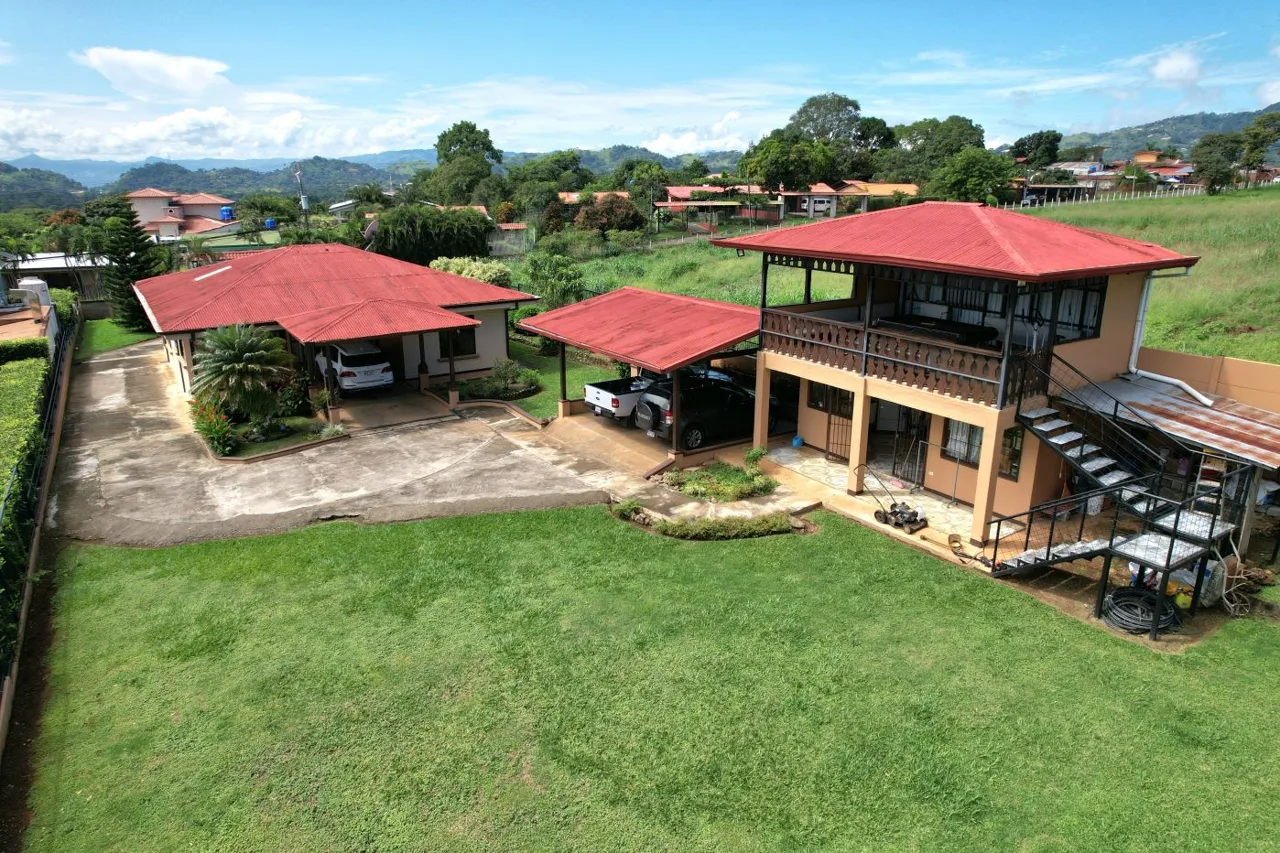 House with 1500 m2 of land, lots of green area and beautiful views.