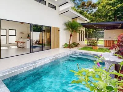 Casa a estrenar de 3 dormitorios y 2 baños con vistas al arroyo y a la selva.
