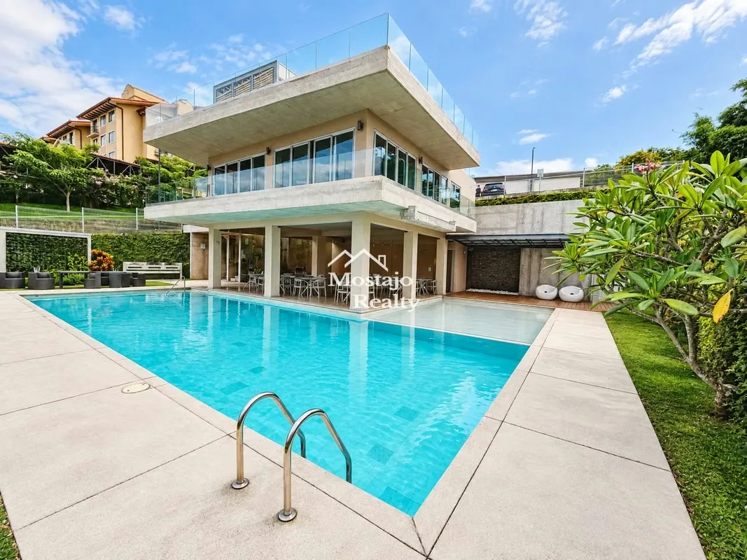 Viva con comodidad, seguridad y una espectacular vista desde este apartamento ubicado en el piso 10, un moderno condominio ideal para quienes buscan un estilo de vida práctico y ...