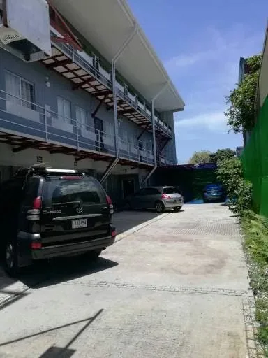 Apartamentos sabana sur de 1 habitaciones desde 300 mil colones +30mil con parqueo incluye cable y Internet hay una área comun disponible con lavadora secadora de ropa y pilas p los ...