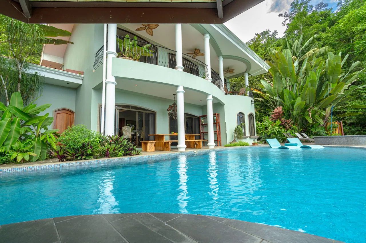 LUXURY PROPERTY WITH FIVE BEDROOMS AND OCEAN VIEWS, IN THE HILLS OF PORTALON – 7 ACRES